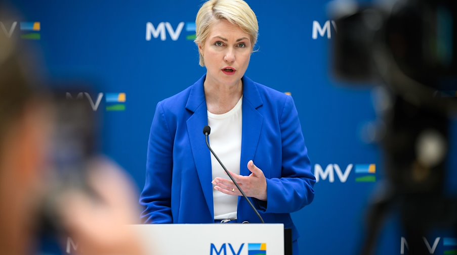 Manuela Schwesig (SPD), Ministerpräsidentin von Mecklenburg-Vorpommern, äußert sich bei einer Pressekonferenz. / Foto: Bernd von Jutrczenka/dpa