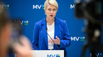 Manuela Schwesig (SPD), Ministerpräsidentin von Mecklenburg-Vorpommern, äußert sich bei einer Pressekonferenz. / Foto: Bernd von Jutrczenka/dpa
