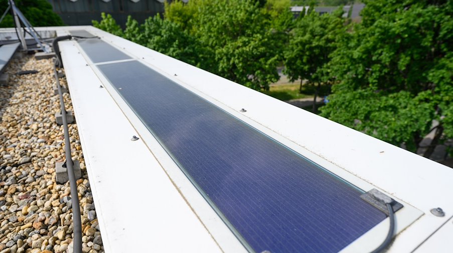 Eine organische Solarfolie des Dresdner Solarunternehmens Heliatek klebt auf einem Dach. / Foto: Robert Michael/dpa