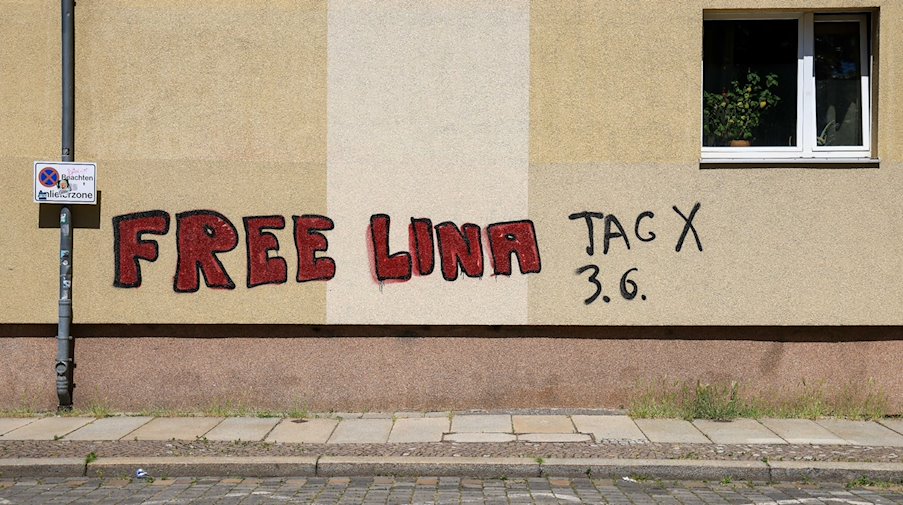 Ein Graffiti „Free Lina 3.6. Tag X" prangt an einem Wohnhaus im Leipziger Süden. / Foto: Jan Woitas/dpa
