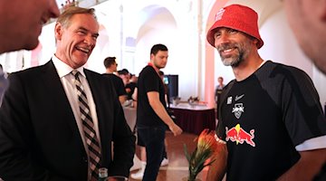 Leipzigs Trainer Marco Rose (r) und Oberbürgermeister Burkhard Jung stehen bei einem Empfang im Neuen Rathaus. / Foto: Jan Woitas/dpa