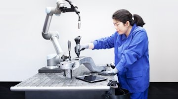 Das Anlernen des Roboterarms mit einem "Stift" (Bild: Wandelbots)