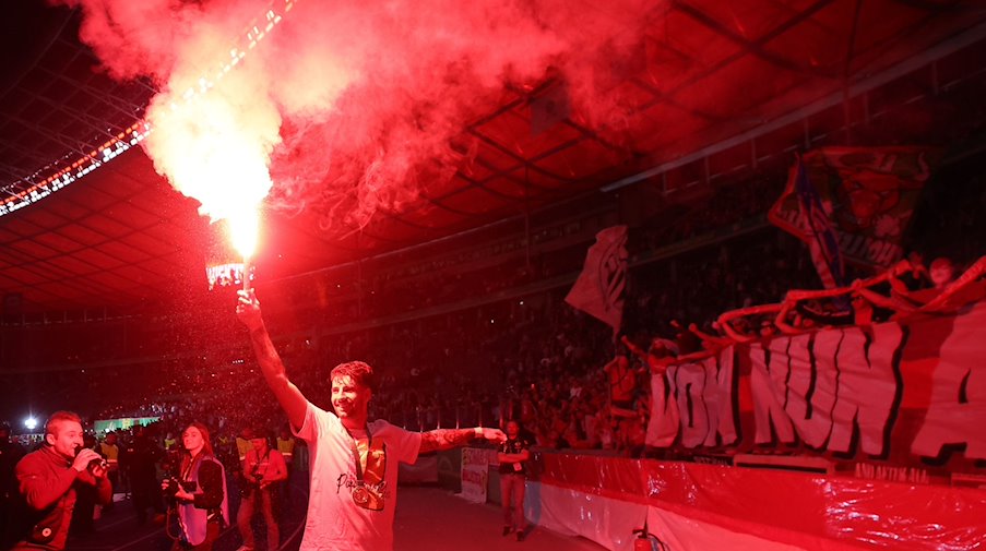 Dominik Szoboszlai feiert nach dem Pokalsieg von RB Leipzig mit einer Pyro-Fackel in der Hand. / Foto: Jan Woitas/dpa