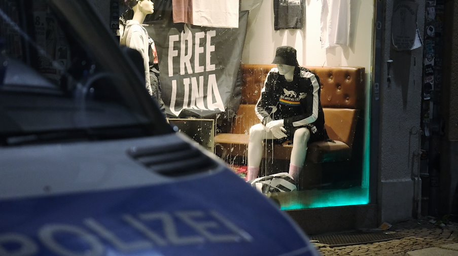Ein Transparent mit «Free Lina» hängt im Schaufenster eines Geschäftes in Leipzig-Connewitz. / Foto: Sebastian Willnow/dpa