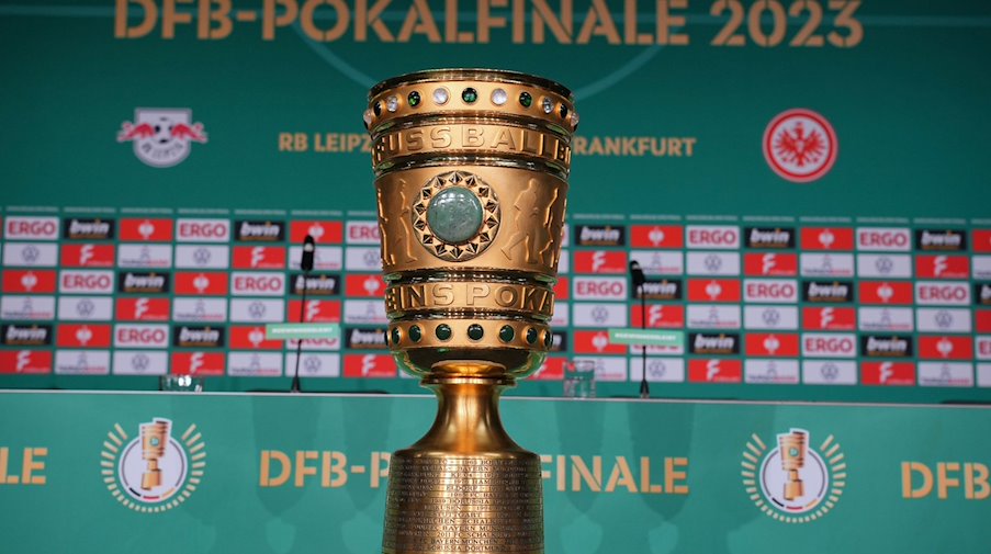Fußball: DFB-Pokal, Pressekonferenzen vor dem Finale, der Pokal steht vor der Pressekonferenz auf einem Sockel. / Foto: Soeren Stache/dpa