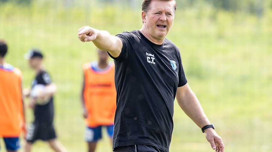 Trainer Christian Titz von 1. FC Magdeburg ruft seinem Team etwas zu. / Foto: Andreas Gora/dpa