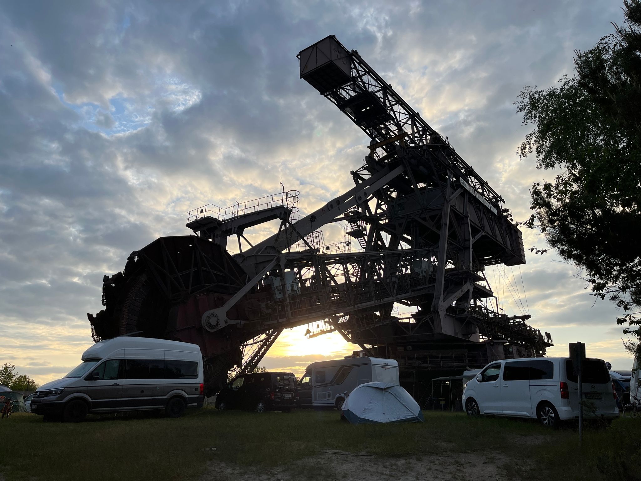 Festival F r Camping Und Vanlife Fans Auf Ferropolis Gel nde Festival F r Camping Und Vanlife Fans Auf Ferropolis Gel nde