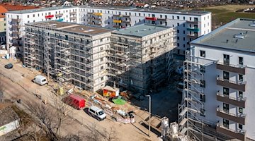 Nach dem teilweisen Rückbau der Gerüste sind die Neubauten der Leipziger Wohnungs- und Baugesellschaft (LWB) in der Saalfelder Straße erstmals richtig zu sehen. / Foto: Jan Woitas/dpa-Zentralbild/dpa/Archivbild