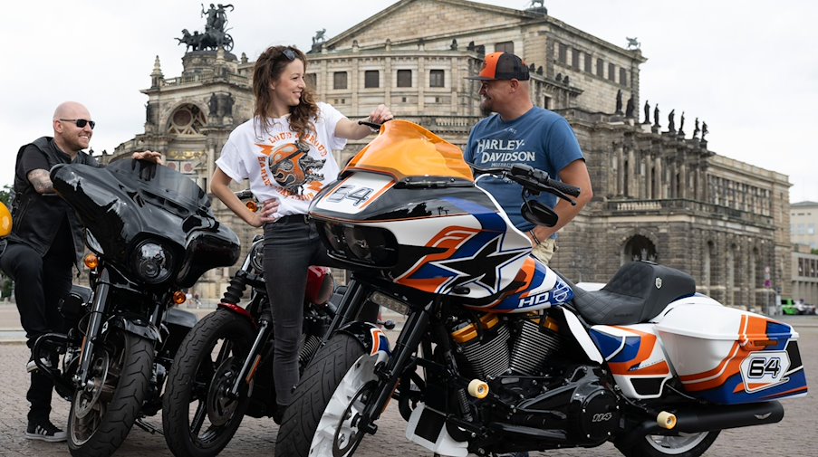 Participants in a press event stand by various Harley-Davidson motorcycles on Theaterplatz in front of the Semper Opera House. / Photo: Sebastian Kahnert/dpa