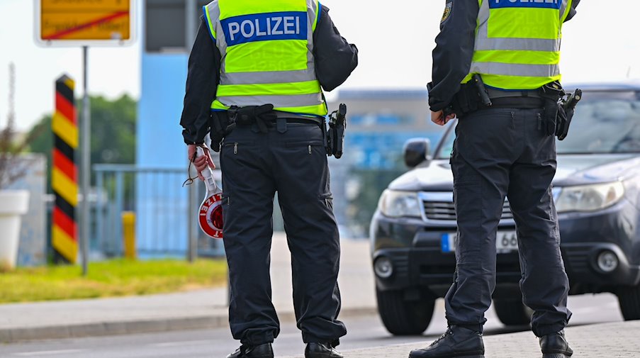 Beamte der Bundespolizei stehen bei der Einreise nach Deutschland am deutsch-polnischen Grenzübergang. / Foto: Patrick Pleul/dpa