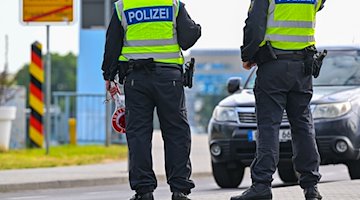 Beamte der Bundespolizei stehen bei der Einreise nach Deutschland am deutsch-polnischen Grenzübergang. / Foto: Patrick Pleul/dpa