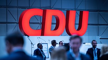 Das Logo der CDU auf einem Parteitag. / Foto: Michael Kappeler/dpa/Symbolbild
