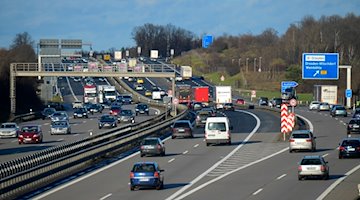 Intensiver Verkehr ist auf der Bundesautobahn A 4 nahe der Anschlußstelle Dresden-Hellerau zu sehen. / Foto: Matthias Rietschel//dpa