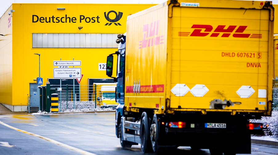 Ein Lastwagen fährt auf das Gelände der Deutsche-Post-DHL-Niederlassung. / Foto: Moritz Frankenberg/dpa