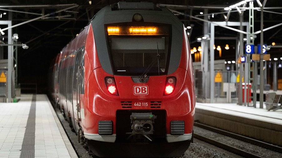 Eine S-Bahn steht am Dresdner Hauptbahnhof. / Foto: Sebastian Kahnert/dpa/Archivbild