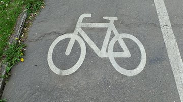 Ein Fahrradsymbol weist Radfahrern die Benutzung des Radweges an. / Foto: Peter Endig/dpa-Zentralbild/dpa/Symbolbild