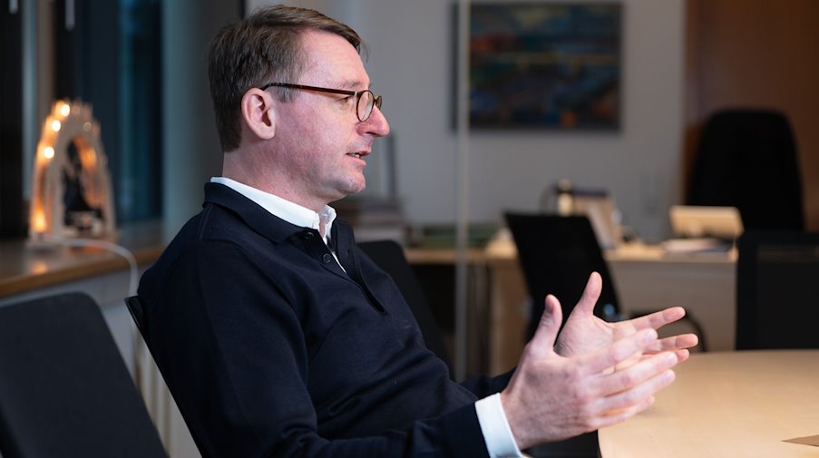 Roland Wöller (CDU), ehemaliger Innenminister von Sachsen, sitzt während eines Interviews in seinem Büro. / Foto: Sebastian Kahnert/dpa-Zentralbild/dpa