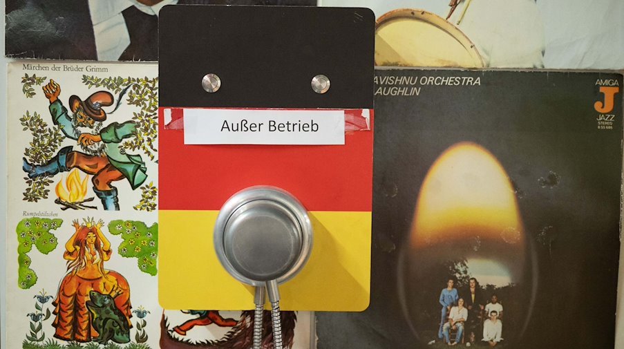 Eine Hörstation vor mehreren Schallplattenhüllen während einer Versteigerung in den Ausstellungsräumen des bereits geschlossenen Museums „Welt der DDR“. / Foto: Sebastian Kahnert/dpa