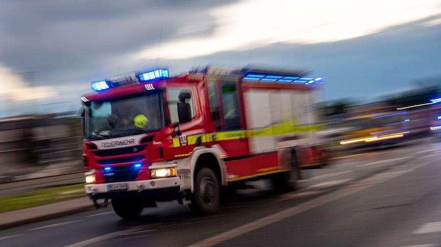 Ein Löschfahrzeug der Feuerwehr fährt mit Blaulicht zu einem Einsatz. / Foto: Lino Mirgeler/dpa/Symbolbild