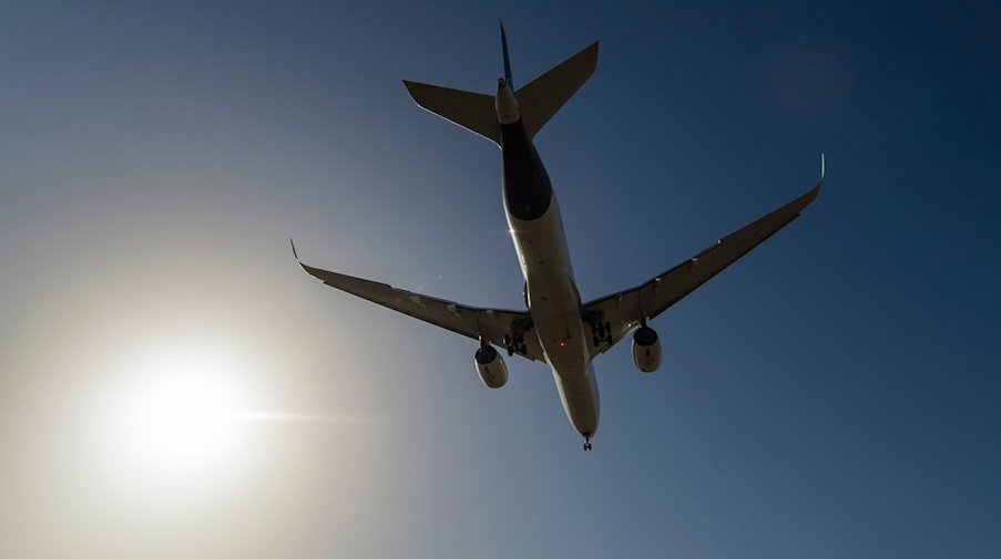 Ein Flugzeug setzt zum Landeanflug an. / Foto: Boris Roessler/dpa/Symbolbild