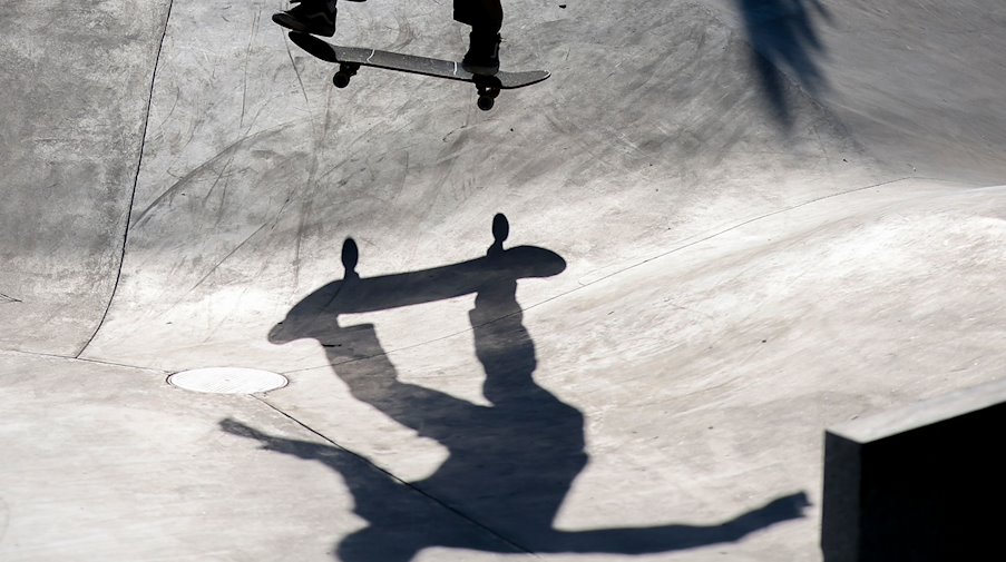 Ein Teilnehmer fährt im Skate Park am Leipziger Heizhaus. / Foto: Jan Woitas/dpa/Symbolbild