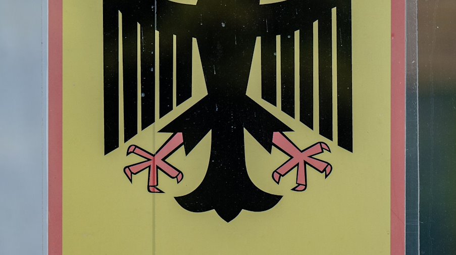Der Bundesadler ist auf einem Schild am Eingang zum Umweltbundesamt in Dessau-Roßlau zu sehen. / Foto: Hendrik Schmidt/dpa/Archivbild