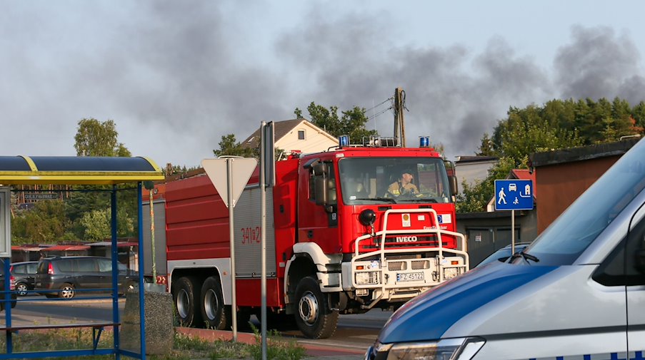 Feuerwehrleute in Przylep in der Nähe von Zielona Gora in Westpolen sind im Einsatz. / Foto: Lech Muszynski/PAP/dpa