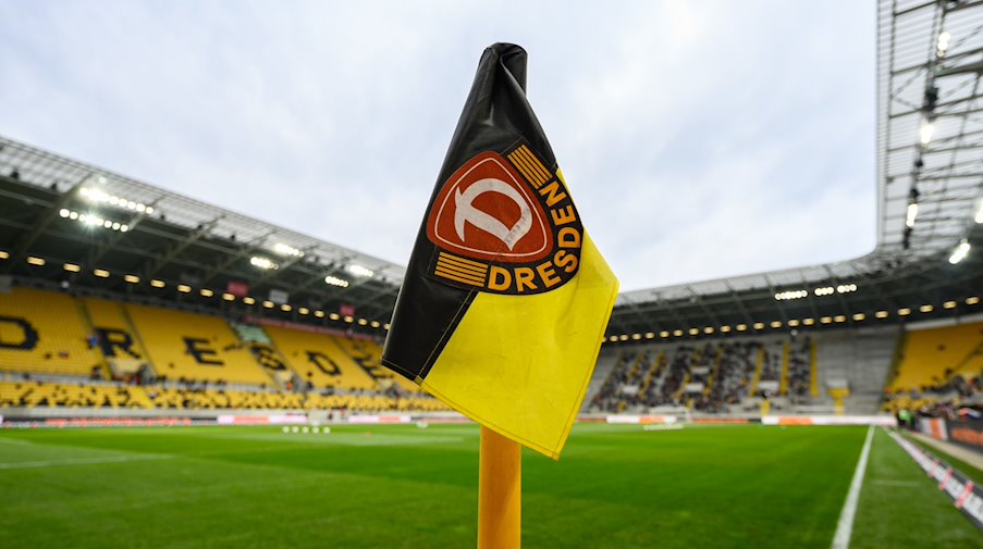 Eine Eckfahne mit dem Logo der SG Dynamo Dresden steht im Stadion an einer Ecke. / Foto: Robert Michael/dpa