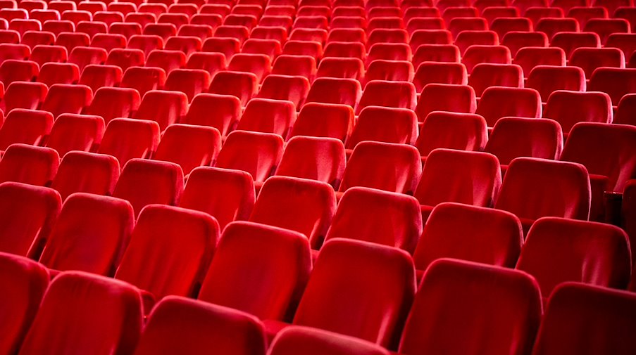 Blick auf die Sitzreihen des Zuschauerraums in einem Theater. / Foto: Monika Skolimowska/dpa/Symbolbild