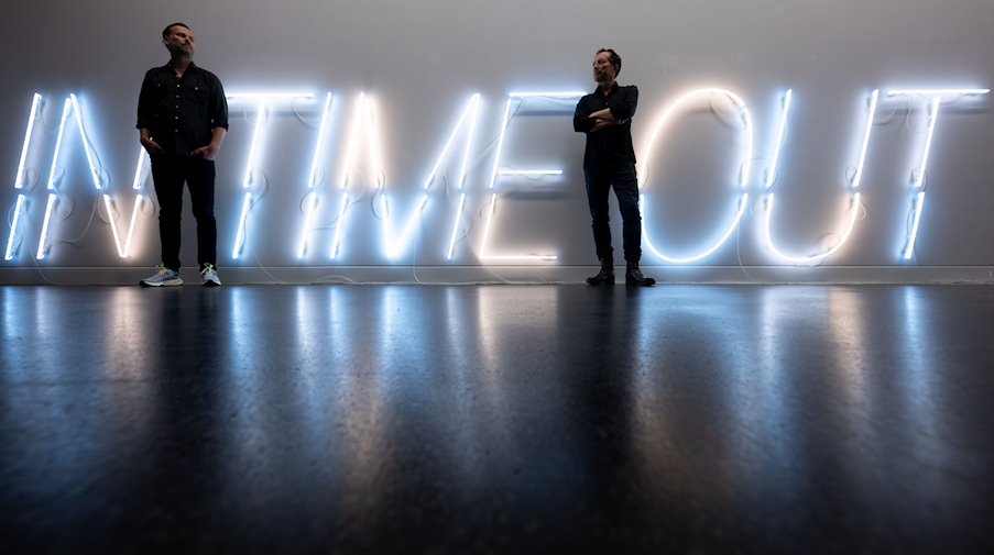 Vor ihrer Arbeit «Timeless» stehen Jan Thomaneck (r) und Sebastian M. Kretzschmar im Museum Gunzenhauser. / Foto: Hendrik Schmidt/dpa