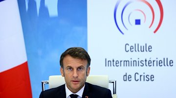 Frankreichs Präsident Emmanuel Macron spricht im Innenministerium. / Foto: Yves Herman/Pool Reuters/AP/dpa