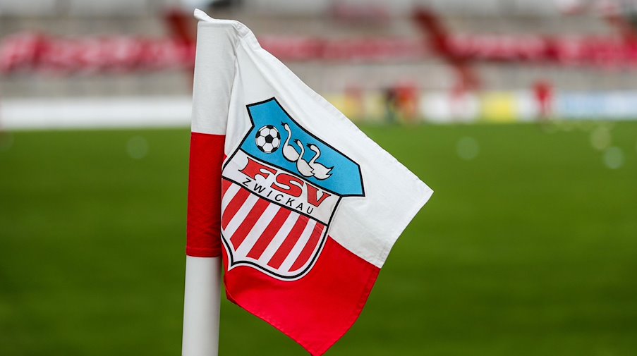 Das Logo des FSV prangt auf der Eckfahne im Stadion. / Foto: Jan Woitas/dpa-Zentralbild/dpa/Archivbild