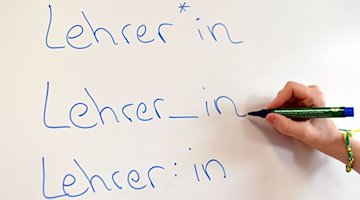 An einem Whiteboard steht das Wort "Lehrer" in verschiedenen Gender-Schreibweisen. / Foto: Uli Deck/dpa