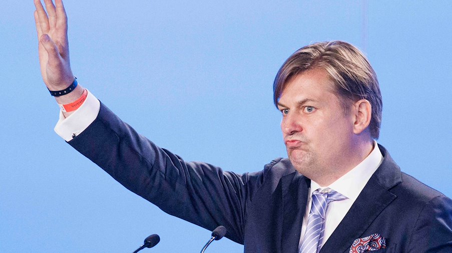Maximilian Krah bei seiner Vorstellungsrede als AfD-Spitzenkandidat für die Europawahl. / Foto: Carsten Koall/dpa