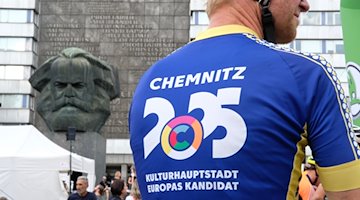 Ein Teilnehmer der «European Peace Ride» trägt ein Trikot mit dem Logo von Chemnitz als Kulturhauptstadt. / Foto: Sebastian Willnow/dpa/Archiv
