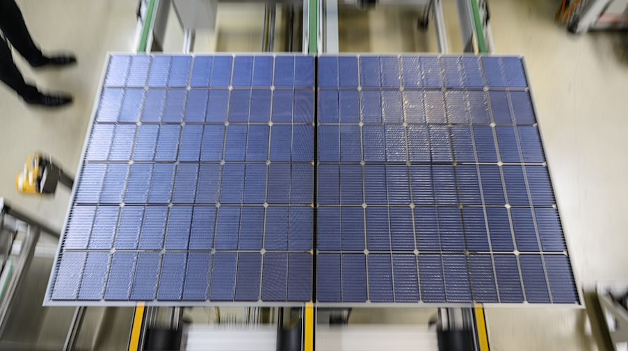 Ein Solarmodul wird in der Produktionslinie der Meyer Burger Technology AG zum nächsten Arbeitsgang transportiert. / Foto: Robert Michael/dpa/Archivbild