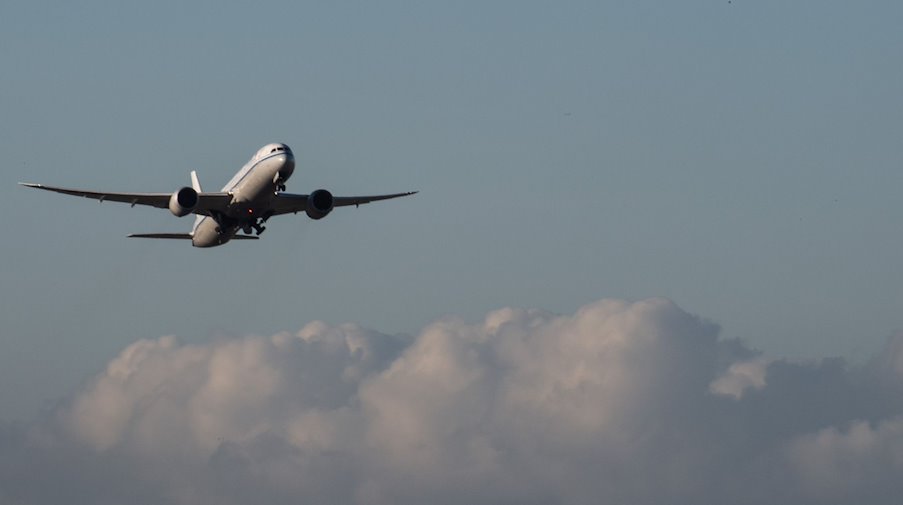 Eine Passagiermaschine startet von einem Flughafen. / Foto: Julia Cebella/dpa/Symbolbild