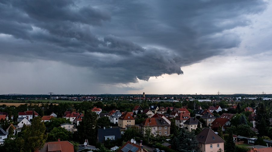 Eine Unwetterfront zieht am Abend über den Leipziger Westen. / Foto: Jan Woitas/dpa