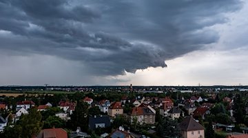 Eine Unwetterfront zieht am Abend über den Leipziger Westen. / Foto: Jan Woitas/dpa