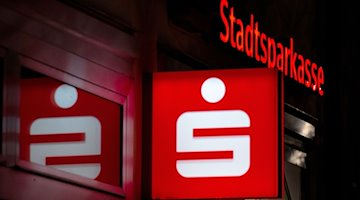 Das Logo einer Stadtsparkasse ist an einer Filiale zu sehen. / Foto: Sven Hoppe/dpa