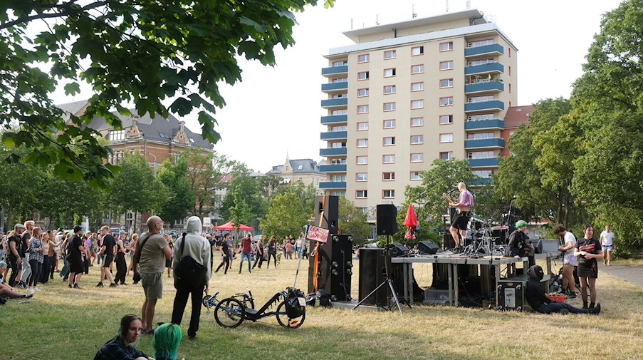 Besucher eines Solidaritätskonzert auf dem Alexis-Schumann-Platz im Süden der Stadt. / Foto: Sebastian Willnow/dpa