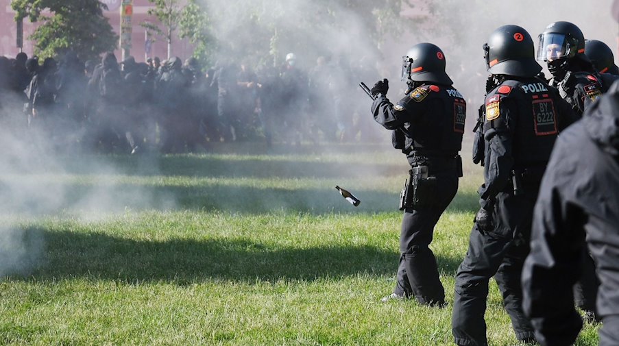 Polizisten werden bei einer linken Demonstration beworfen. / Foto: Sebastian Willnow/dpa