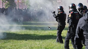 Polizisten werden bei einer linken Demonstration beworfen. / Foto: Sebastian Willnow/dpa