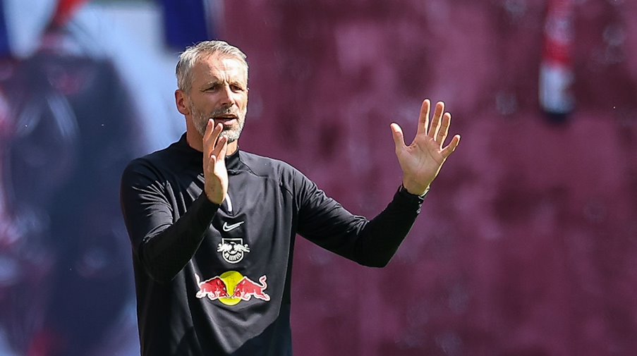 Leipzigs Trainer Marco Rose reagiert am Spielfeldrand. / Foto: Jan Woitas/dpa