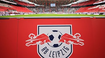 Blick in die sich füllende Arena. / Foto: Jan Woitas/dpa/Symbolbild