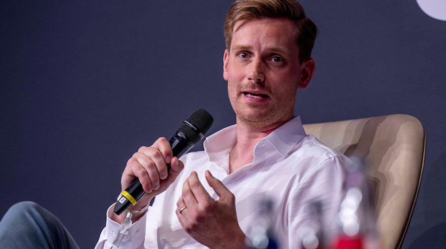 Johann Plenge, Geschäftsführer & Chief Strategy Officer von RB Leipzig, spricht während einer Podiumsrunde beim SpoBis-Kongress. / Foto: David Inderlied/dpa