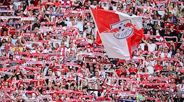 Leipzigs Fans halten ihre Schals in die Höhe. / Foto: Jan Woitas/dpa/Archivbild