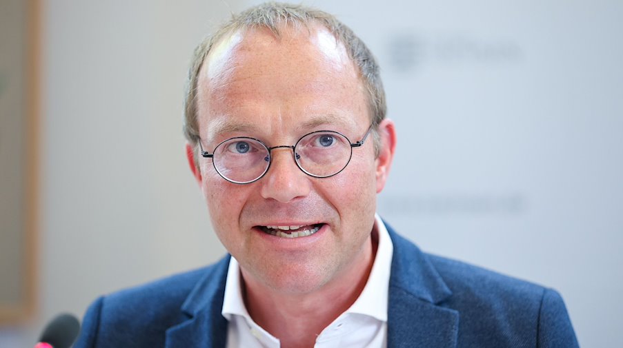 Umweltminister von Sachsen Wolfram Günther spricht bei einer Pressekonferenz. / Foto: Jan Woitas/dpa