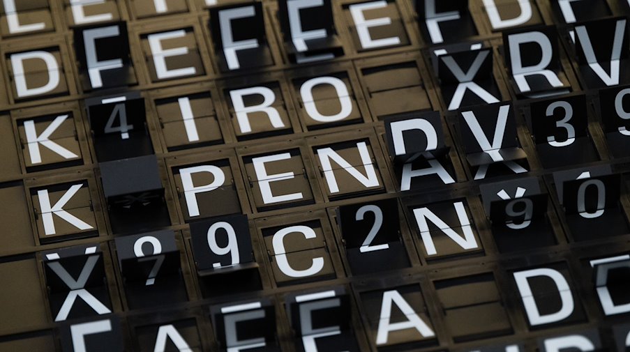 Eine Anzeigetafel an einem Flughafen stellt ihre Buchstaben um. / Foto: Sebastian Gollnow/dpa/Symbolbild