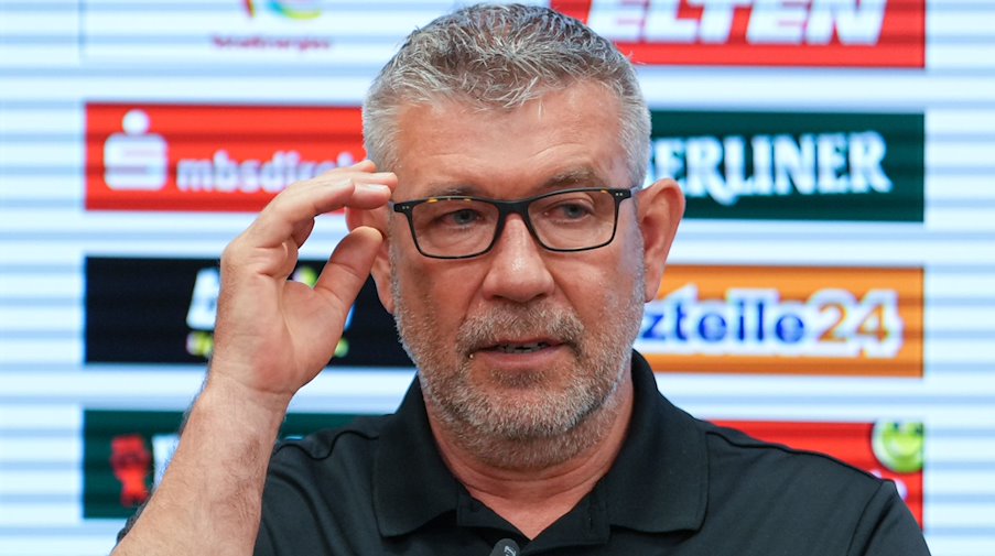 Union's head coach Urs Fischer speaks during the press conference / Photo: Soeren Stache/dpa